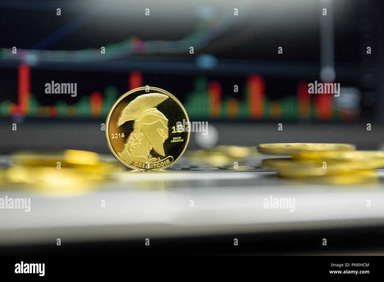 Golden Titan Bitcoin Munze Mit Goldmunzen Herum Liegen Auf Einem - 
